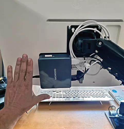 mini-pc-vesa-pour-bureau-petit-espace